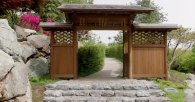 Krasnodar Galitsky parkındaki Japon bahçesi. Geleneksel Asya parkı. Yüksek kalite 4k görüntü