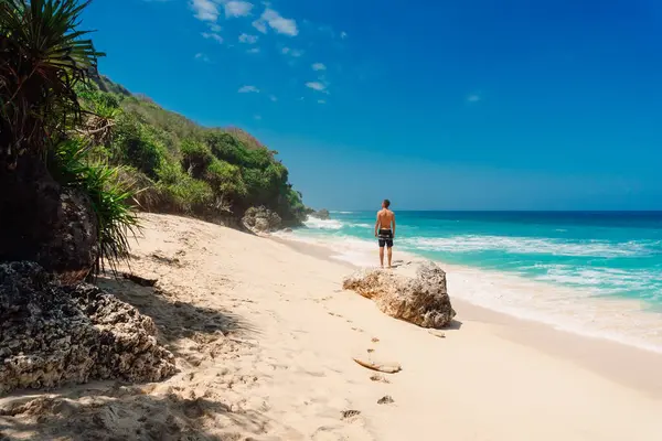 Hombre Sin Camisa Playa Tropical Cuerpo Delgado Ideal Que Permanece Imagen De Stock
