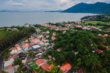 Florianopolis, Brezilya 'da Ribeirao da Ilha yakınlarındaki bir kostal kasaba. Drone görünümü