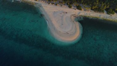 Okyanus kıyısında Hindistan cevizi palmiyeleri ve ılık gündoğumu ile Maldivler 'deki tropikal adalarda günbatımı tonları. Yüksek kalite 4k görüntü