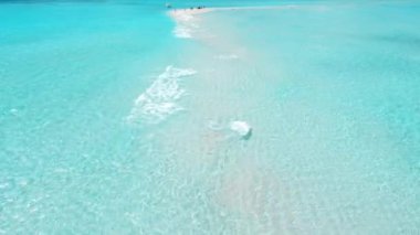 Tropik kumsal ve mavi okyanus. Maldivler üzerindeki hava manzaralı deniz manzarası. Yüksek kalite 4k görüntü
