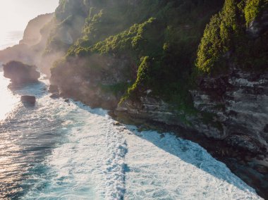 Okyanus dalgalı Rocky sahili. Sahil şeridi olan manzaralı bir yer. Drone görünümü.