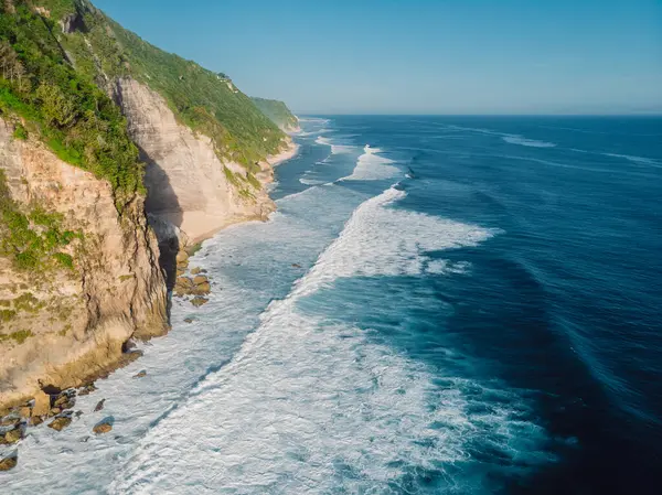 Costa Rocosa Con Olas Oceánicas Paisaje Escénico Con Costa Vista Imagen De Stock