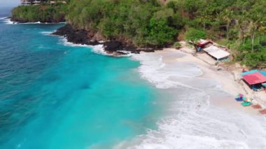 Güneşli bir günde mavi okyanusla tropikal manzara, hava manzarası. Bali 'deki deniz manzarası. Yüksek kalite 4k görüntü