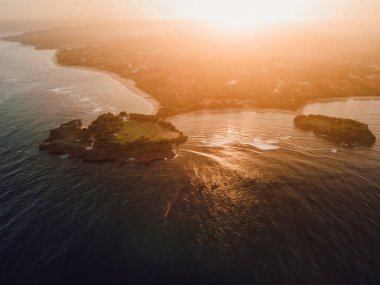 Adalı sahiller, Nusa Dua, Bali 'de ılık günbatımı tonları ve okyanus