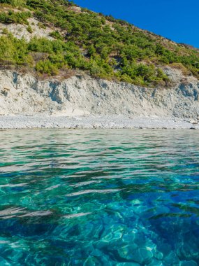 Akdeniz 'in manzaralı kıyı şeridi. Tekneden kıyı manzarası