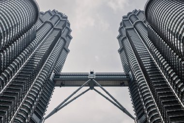 25 Mayıs 2024. Kuala Lumpur, Malezya. Köprüsü olan Petronas gökdelenleri, KL merkezinde ikiz kuleler.
