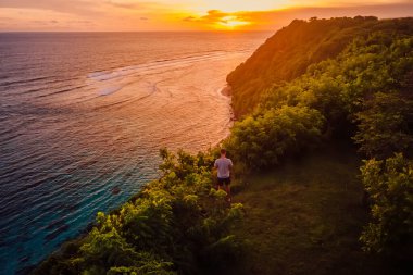 Okyanus kıyısı Bali 'de gün batımının ışıl ışıl olduğu. Hava görünümü