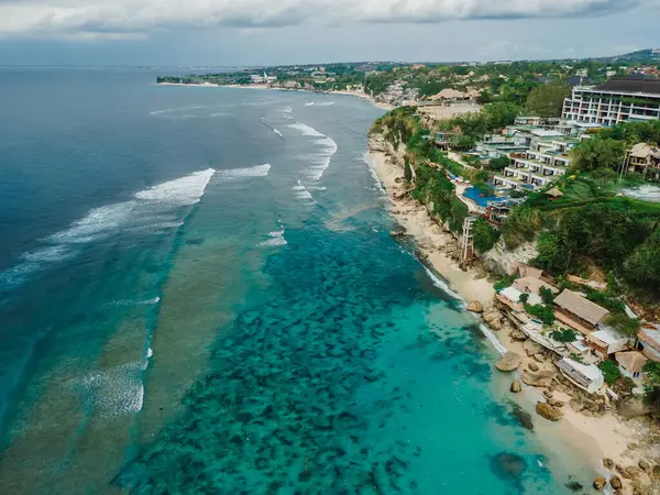 Okyanus ve kıyı şeridi Bali 'de imkansızlar plajında oteller. Tropikal adanın havadan görünüşü