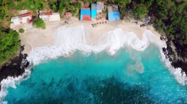 Güneşli bir günde mavi okyanusla tropikal manzara, hava manzarası. Bali 'deki deniz manzarası. Yüksek kalite 4k görüntü