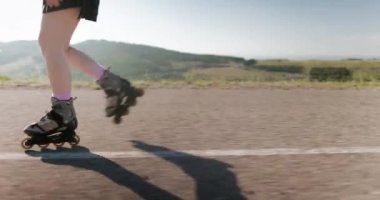 Güneşli bir günde dışarıda paten kayan güzel bir genç kadın. Yüksek kalite 4k görüntü