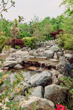 Nehirli geleneksel Asya parkı. Krasnodar Parkı 'ndaki Japon bahçesi.