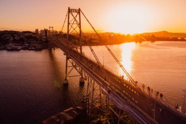 Hercilio luz Florianopolis 'te günbatımı gökyüzü olan eski bir kablo köprü. Drone görünümü