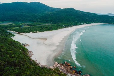 Santa Catarina 'da okyanus ve dalgaların olduğu Naufragados sahili. Hava görünümü