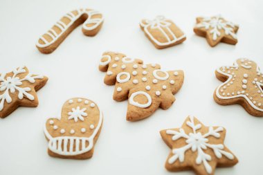 Beyaz arka planda ev yapımı zencefilli kurabiye. Noel tatlı kurabiyesi