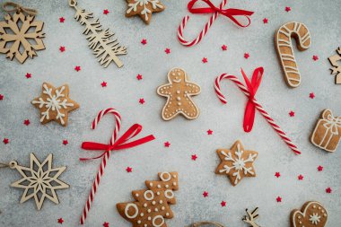 Noel süsü, konfeti ve ev yapımı zencefilli kurabiye. Düz yerde, üst tarafta. Yeni Yıl