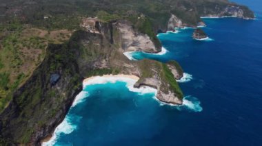 Kelking plajı. Nusa Penida 'daki Bali' deki efsanevi tropik plaj, inanılmaz doğal manzara. Yüksek kalite 4k görüntü