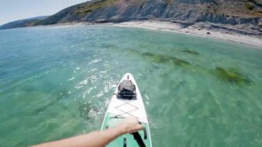 Erkekler yaz aylarında sessiz denizde yemek masasında kürek çekiyorlar. Ayakta durabilen ilk kişi. Yüksek kalite 4k görüntü