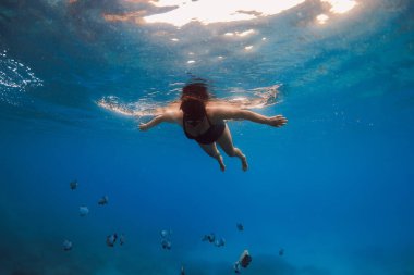 60 'ların kadınları saydam okyanusta şnorkelle yüzüyor. Bali 'de şnorkelle yüzmek