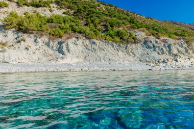 Şeffaf suyla Akdeniz 'in kayalık kıyı şeridi
