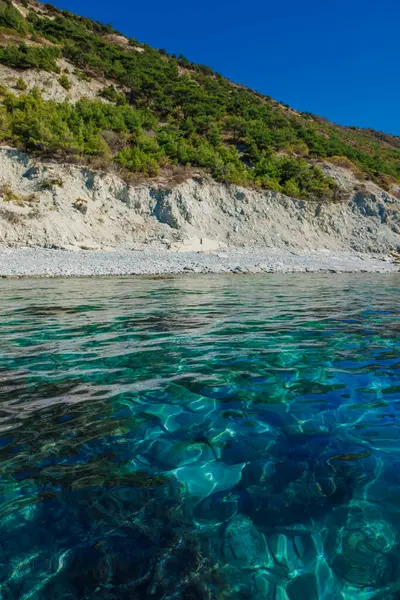 Şeffaf tuzlu suyla Akdeniz kıyısı. Sahil şeridi görünümü