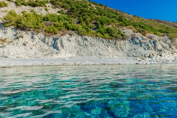 Şeffaf suyla Akdeniz 'in kayalık kıyı şeridi