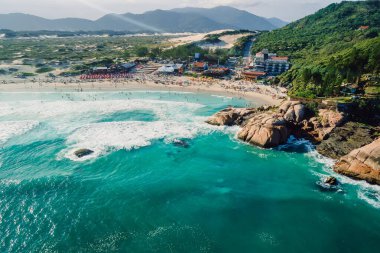 Joaquina plajlı manzara kayalar ve Brezilya 'da dalgalı mavi okyanus. Drone görünümü