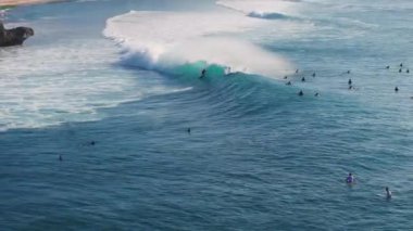 İdeal dalgalarda sörf yapan insansız hava aracı manzarası. Bali 'de okyanusta sörfçülerle mükemmel dalgalar. Yüksek kalite 4k görüntü