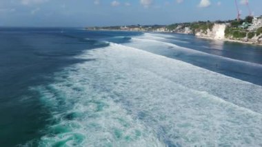 Bali 'de dalgalı okyanus ve uçurumlarla dolu bir sahil manzarası. Yüksek kalite 4k görüntü