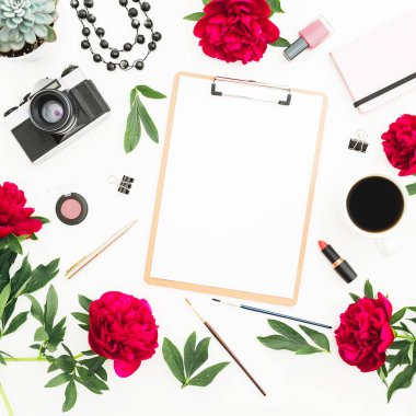 Günlüklü kadın çalışma alanı, eski fotoğraf makinesi şakayık çiçekleri, pano ve beyaz arka planda aksesuarlar. Düz yerde, üst tarafta. Boşluğu kopyala