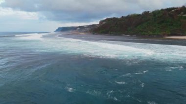 Bali sahilinin panorama 'sı. Okyanus ve dalgalar yeşil kase sahilinde. Hava görüntüsü. Yüksek kalite 4k görüntü