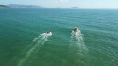 20 Ocak 2024. Florianopolis, Brezilya. Bir grup insanla birlikte Ponta das Campanhas yakınlarındaki turistik tekneler Campeche adasına gidiyor. Drone görünümü.