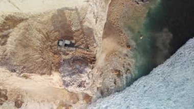 Uluwatu, Bali 'de yol yapımı. Yürüyen merdivenlerin çalışması ve kayanın tahribatı. Yüksek kalite 4k görüntü