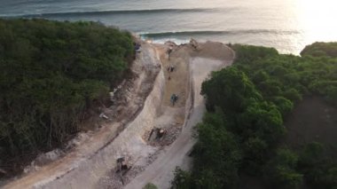 Uluwatu, Bali 'de yol yapımı. Yürüyen merdivenlerin çalışması ve kayanın tahribatı. Yüksek kalite 4k görüntü