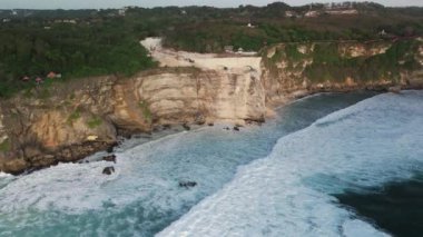 Uluwatu, Bali 'de yol yapımı. Yürüyen merdivenlerin çalışması ve kayanın tahribatı. Yüksek kalite 4k görüntü