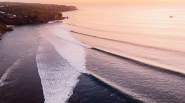 Akşamları güzel dalgaları olan hava manzaralı bir yer.