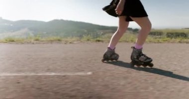 Güneşli bir günde dışarıda paten kayan güzel bir genç kadın. Yüksek kalite 4k görüntü