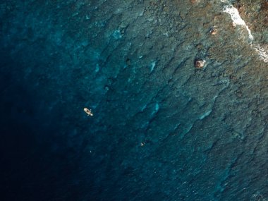 Tropikal mavi okyanusta şeffaf bir kano üzerinde kano. Hava görünümü, yukarıdan aşağıya görünüm