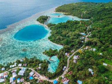 Büyük göl ve köyde mavi delikli deniz kıyısı, Endonezya 'nın manzaralı manzarası. Hava görünümü