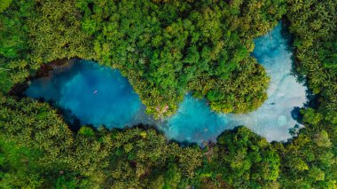 Sulawesi, Endonezya 'daki en şeffaf göl ve kristal mavi tatlı su. Drone görünümü