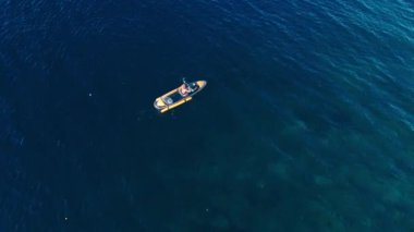 Mavi okyanusta kayak yapan bir kadın. İHA görüntüsü, tepeden tırnağa. Yüksek kalite 4k görüntü