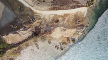 Uluwatu, Bali 'de yol yapımı. Yürüyen merdivenlerin çalışması ve kayanın tahribatı. Yüksek kalite 4k görüntü