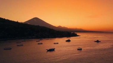 Gün batımında kıyı şeridi ve volkan dağı. Amed, Bali 'de İHA görüntüsü. Yüksek kalite 4k görüntü