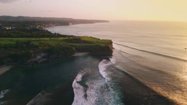 Okyanus manzarası, mükemmel dalgalar ve akşam güneşli sörfçüler, hava manzaralı. Yüksek kalite 4k görüntü