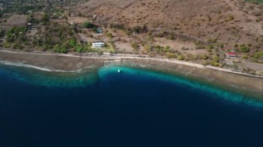 Batı Bali 'deki manzara Pemuteran bölgesinde mavi okyanus resifi, Aerial view. Yüksek kalite 4k görüntü