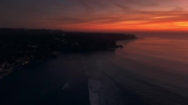 Sıcak gün batımı ya da gün doğumu ve Bali 'de mükemmel dalgaların silueti ile okyanus. Yüksek kalite 4k görüntü