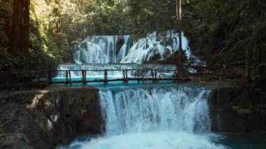 İnanılmaz şelaleler, berrak mavi su ve Sulawesi 'de ahşap köprü, insansız hava aracı manzarası. Yüksek kalite 4k görüntü