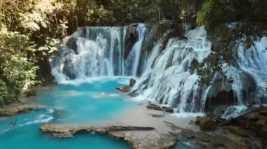 İnanılmaz şelaleler, berrak mavi su ve Sulawesi 'de ahşap köprü, insansız hava aracı manzarası. Yüksek kalite 4k görüntü