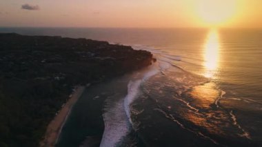 Sıcak gün batımı ya da gün doğumu ve Bali 'de mükemmel dalgaların silueti ile okyanus. Yüksek kalite 4k görüntü