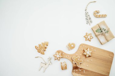 Tahtada ağaç süslemeli ev yapımı zencefilli kurabiyeler. Noel kurabiyesi, kış tatili